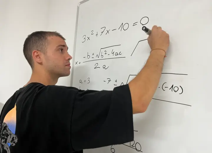 Profesor enseñando matemáticas