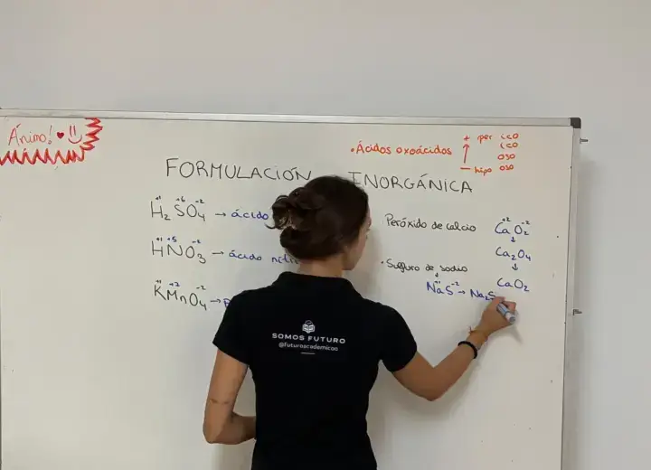 Miriam enseñando matemáticas